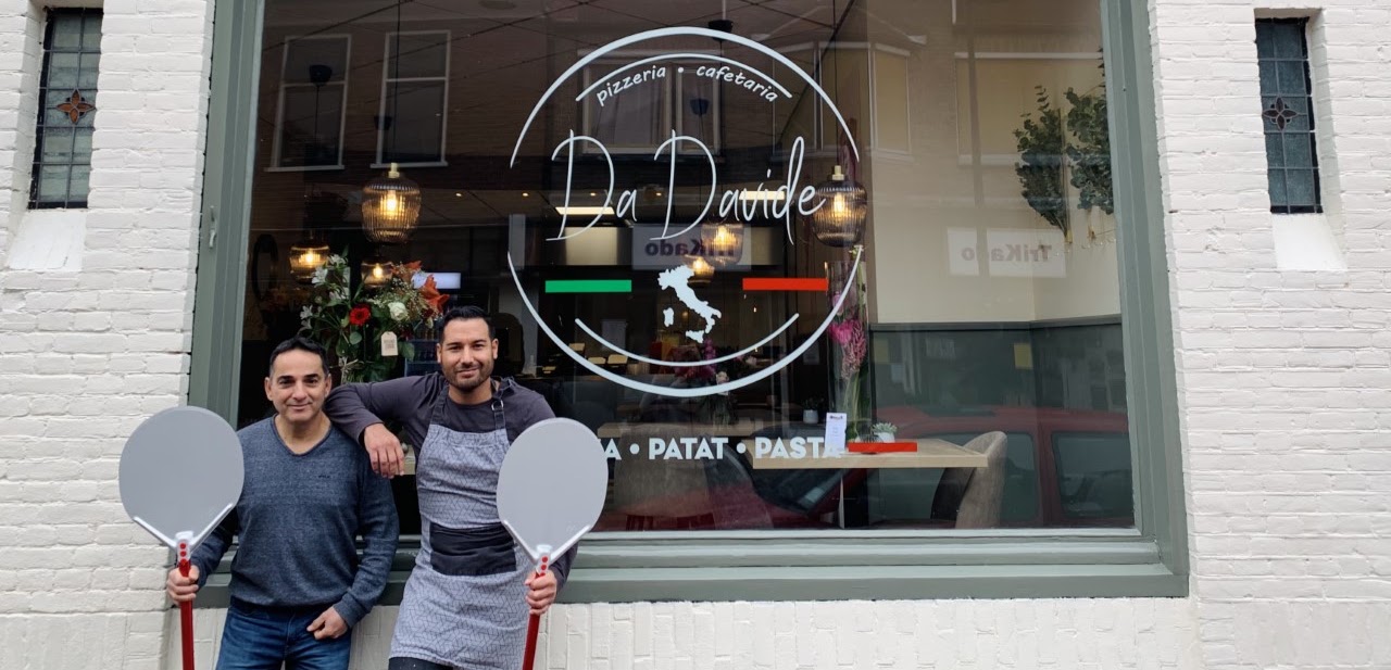 Het team van Da Davide voor de pizzeria aan de Asselsestraat